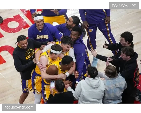 詹姆斯关键时刻力挽狂澜 率队完成惊天逆转 詹姆斯关键时刻力挽狂澜 率队完成惊天逆转