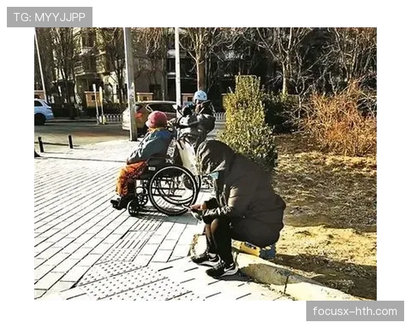 孔帕尼推着婴儿车在街角遛弯，身后那辆跑车像放在路边的展示品